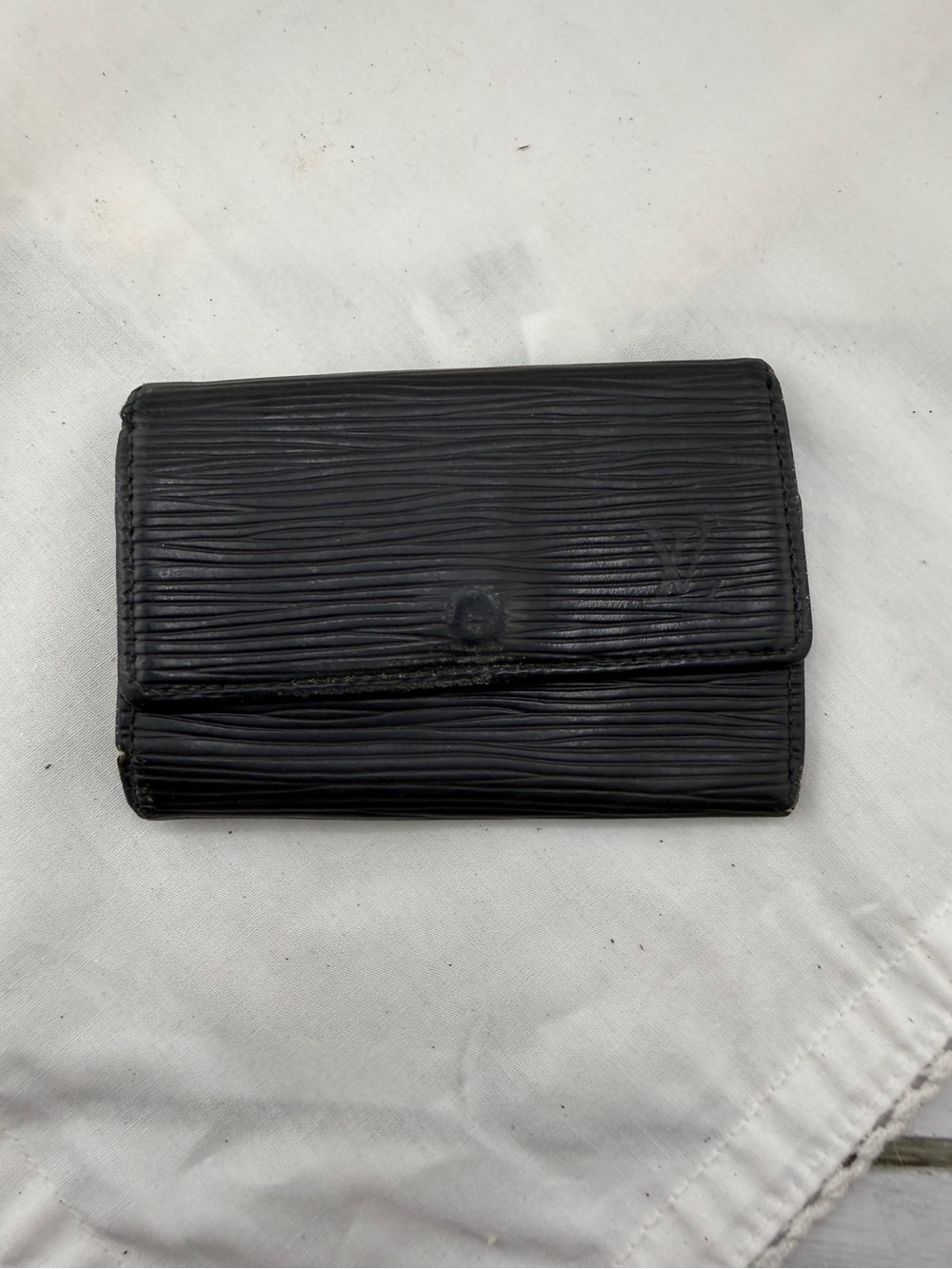 AUTHENTIC Louis Vuitton Epi leather 4 Ring Key Case. Color: Black